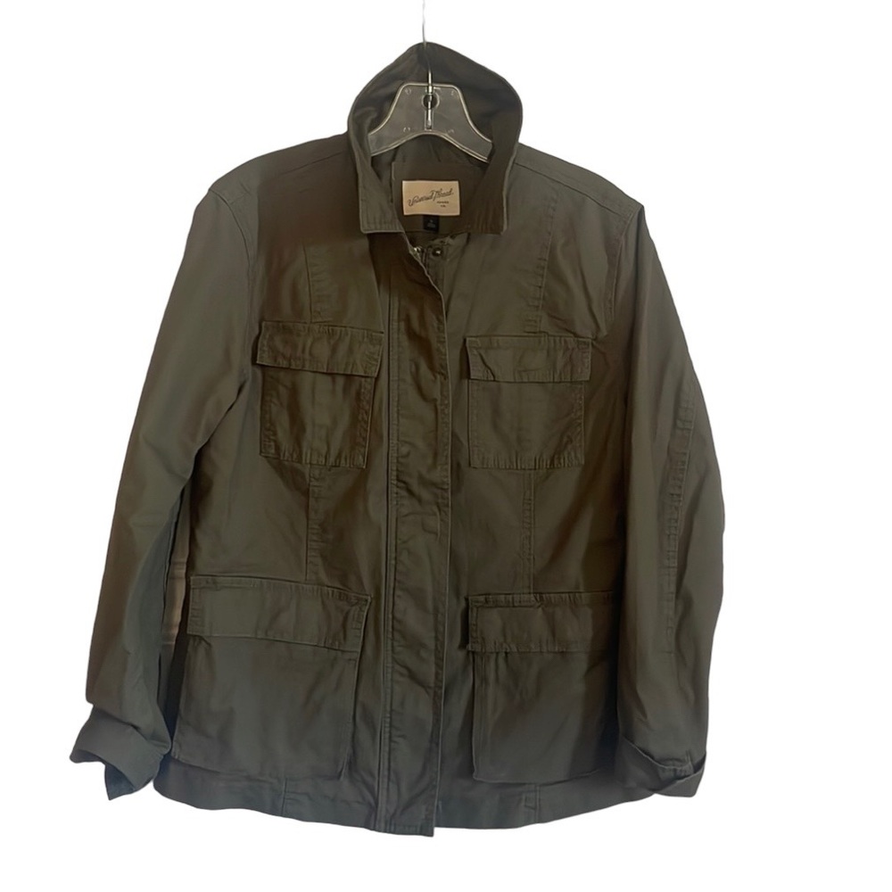 Universal thread, army, green utility jacket. Lightweight! Like new! Size Small